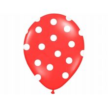 Červený balón s bielymi bodkami